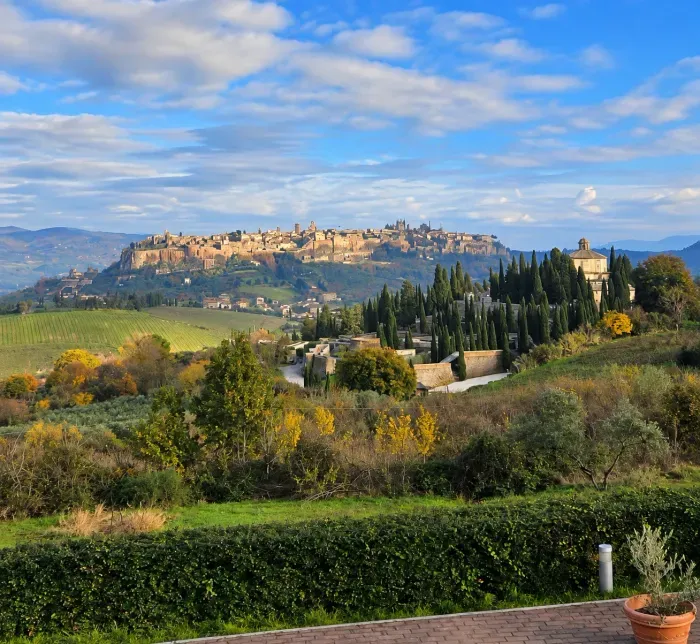 Vista da cidade de Orvieto, na Úmbria, no alto do morro, cercada de ciprestes e vinhedos