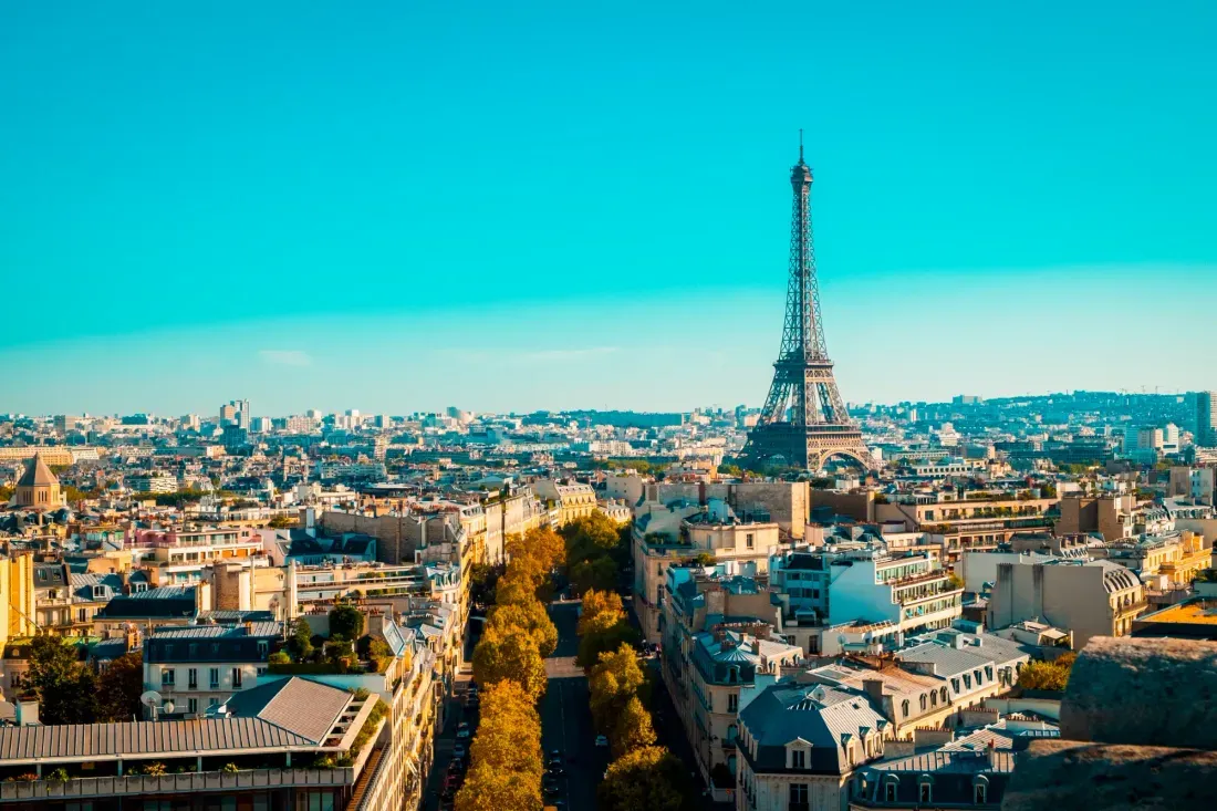 Vista dos telhados de Paris com a Torre Eiffel ao fundo